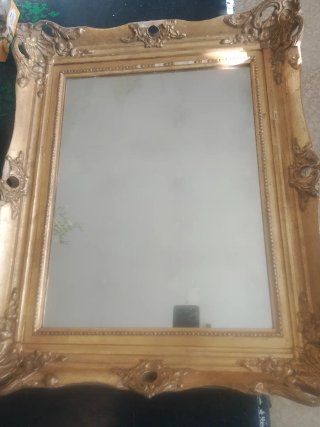 Espejo antiguo dorado con marco tallado