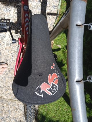 Bicicleta infantil vermella bombers
