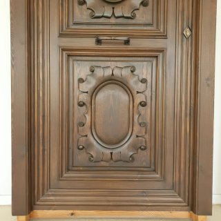 Puerta de Entrada de Madera Tallada.