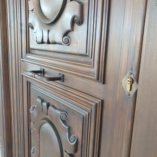 Puerta de Entrada de Madera Tallada.