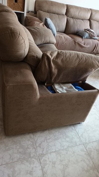 Sofá de tela beige y marrón