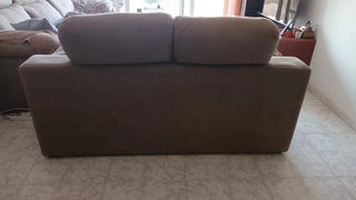 Sofá de tela beige y marrón