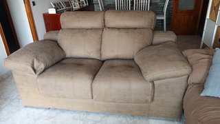 Sofá de tela beige y marrón