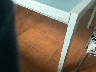 Mesa extensible blanca y cristal ahumado