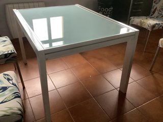 Mesa extensible blanca y cristal ahumado