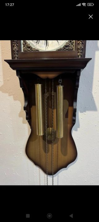 Reloj de pared antiguo de madera