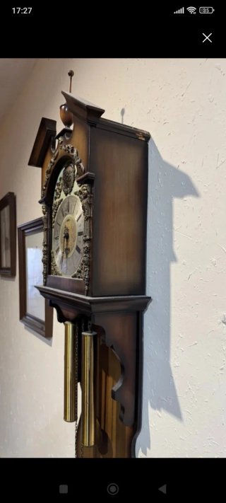 Reloj de pared antiguo de madera