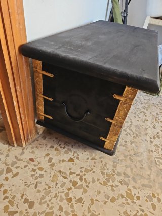 Baúl de madera antiguo con detalles dorados