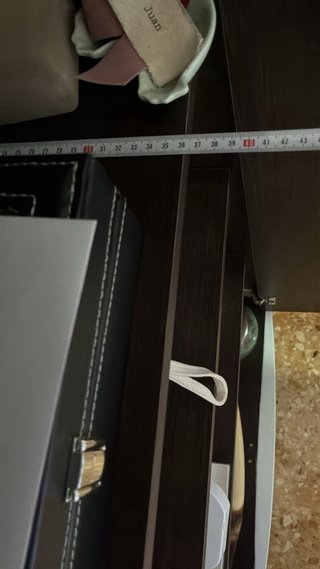 Mueble auxiliar blanco con detalles dorados