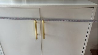 Mueble auxiliar blanco con detalles dorados