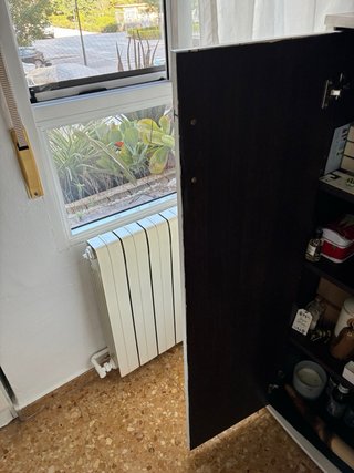 Mueble auxiliar blanco con detalles dorados