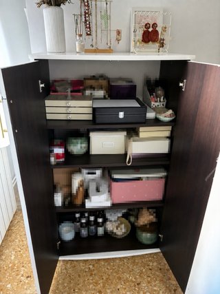Mueble auxiliar blanco con detalles dorados
