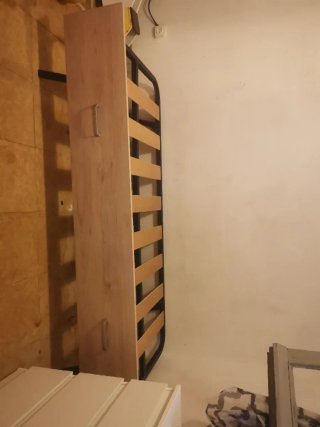 Cama de madera y metal
