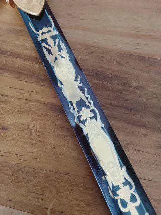 Espada decorativa dorada con águila