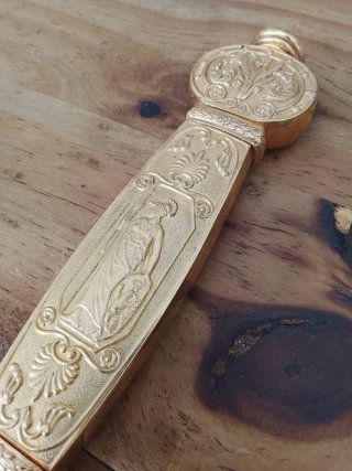 Espada decorativa dorada con águila