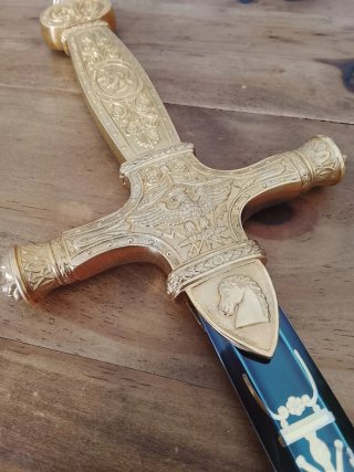 Espada decorativa dorada con águila