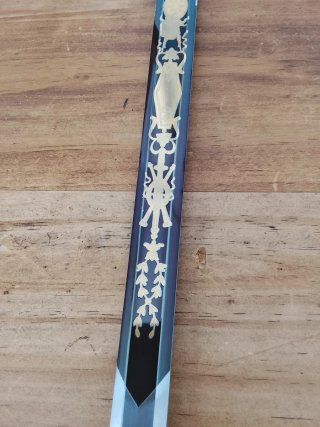 Espada decorativa dorada con águila