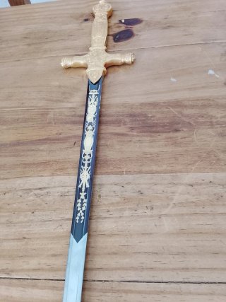 Espada decorativa dorada con águila