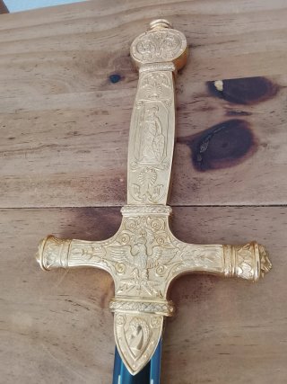 Espada decorativa dorada con águila