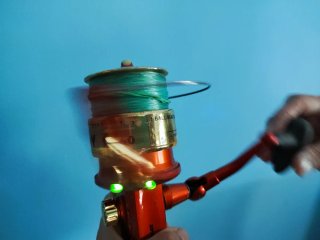 Carrete de pesca TENAX, con iluminación al recoger