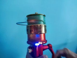 Carrete de pesca TENAX, con iluminación al recoger