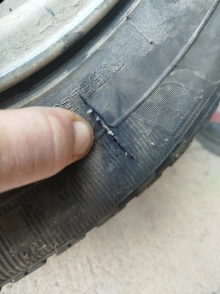 Rueda Montero V20 con neumático rajado