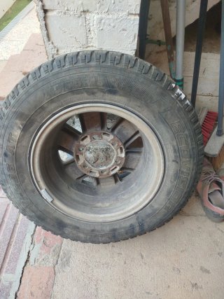 Rueda Montero V20 con neumático rajado