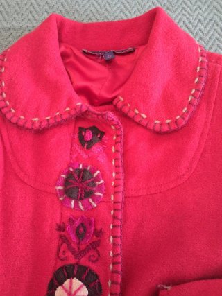 Abrigo mujer rosa con bordados hechos a mano