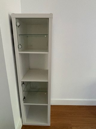 Vitrina blanca con 4 estantes y puertas de cristal