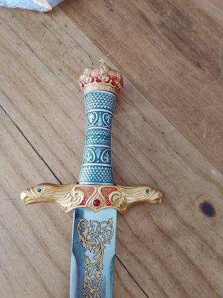 Daga decorativa con corona y águilas