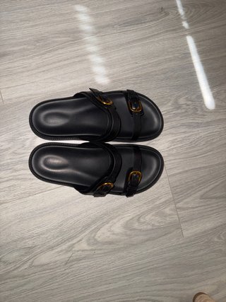 Sandalias planas negras con hebillas