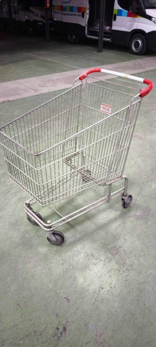 Carrito de supermercado metálico
