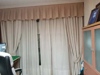 Cortinas beige y blancas de tela