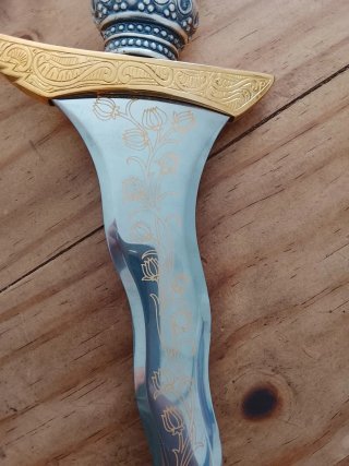 Daga decorativa con figura de mujer