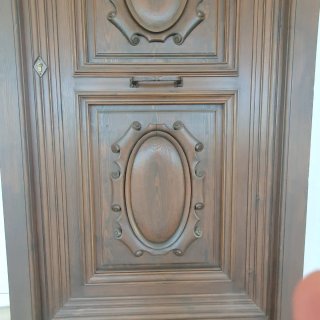 PUERTA DE ENTRADA TALLADA A DOS CARAS.