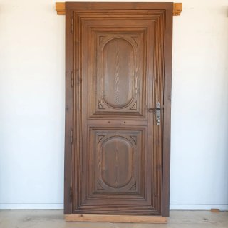 PUERTA DE ENTRADA TALLADA A DOS CARAS.