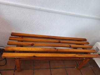 Banco de madera rústico. 3 unidades.