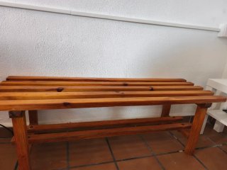 Banco de madera rústico. 3 unidades.