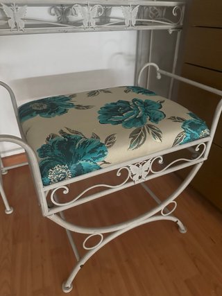 Tocador vintage con espejo y taburete