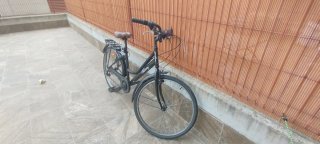Bicicleta negra de paseo