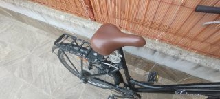 Bicicleta negra de paseo