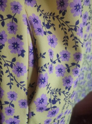 Vestido estampado flores amarillo y morado