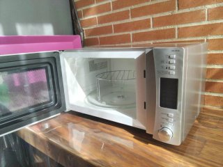 Microondas Candy CMG 250 CS. 25 litros.
