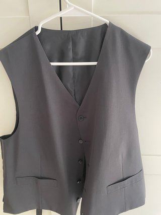 Traje de tres piezas gris