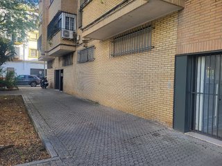 Local comercial en alquiler en Pedro Salvador - Las Palmeritas en Sevilla