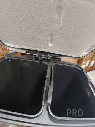Cubo de basura con 2 compartimientos - Amazon basics