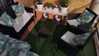 Sofá, mesa, 2 sillas y césped artificial
