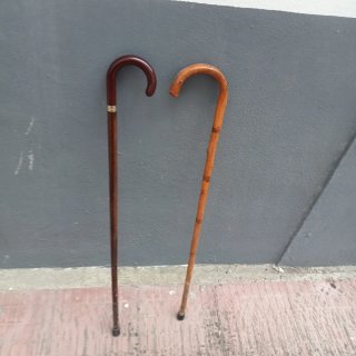Dos bastones de madera