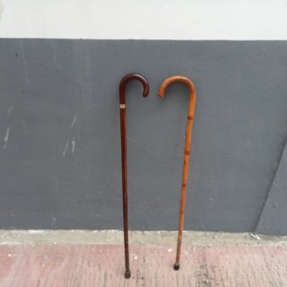 Dos bastones de madera