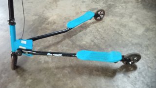 Monopatín 3 ruedas azul